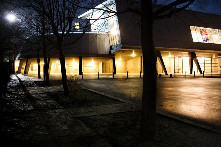 En 16-årig dreng fra Aalborg fulgte efter en mand af en mørk sti ved Aalborg Stadion. Drengen slog manden ihjel, og anklageren vil nu have drengen dømt for drab. 