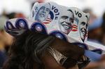 En vælger fra Miami viser sin støtte til Obama, og det er hun ikke ene om. Hendes favorit fører solidt i meningsmålingerne i USA, og ifølge Gallup sidder der en halv verden og håber på, at han vinder valget. 