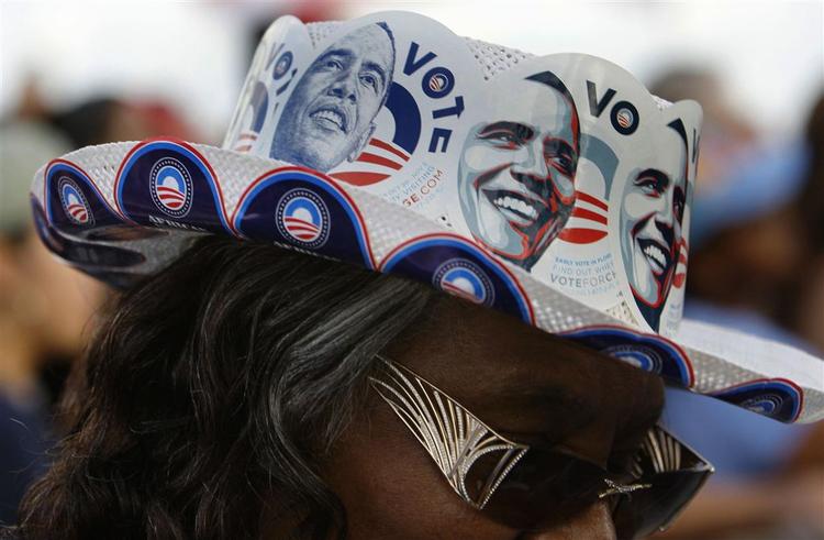 En vælger fra Miami viser sin støtte til Obama, og det er hun ikke ene om. Hendes favorit fører solidt i meningsmålingerne i USA, og ifølge Gallup sidder der en halv verden og håber på, at han vinder valget. 