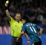 Den første af de to advarsler, som Claus Bo Larsen uddelte for 'film', gik til Liverpools Albert Riera. 