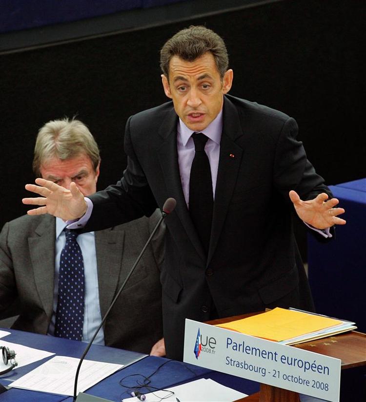Frankrigs præsident Nicolas Sarkozy bryder sig ikke om, at læsere gør grin med hans tidligere udtalelser ved at stikke nåle i en voodoo-dukke. 