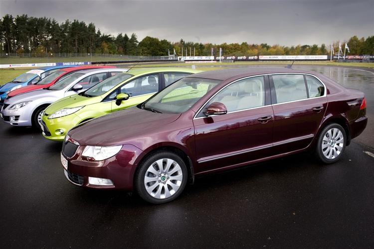 Skoda Superb er i front - i hvert når det gælder stemmerne hos læserne af Tjek, der satte den store tjekke på en førsteplads, da de skulle vælge Årets Bil. 