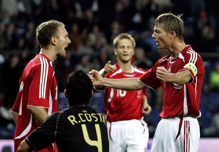 Jon Dahl Tomasson (til højre) jubler efter sin 1-0-scoring mod Portugal i Brøndby 1. september 2006. 