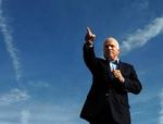 John McCain pirker til amerikanernes usikkerhed ved at have en ung og uprøvet 'kriger' i Det Hvide Hus. 