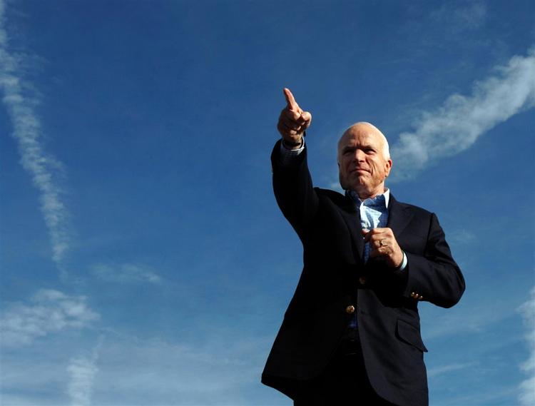 John McCain pirker til amerikanernes usikkerhed ved at have en ung og uprøvet 'kriger' i Det Hvide Hus. 
