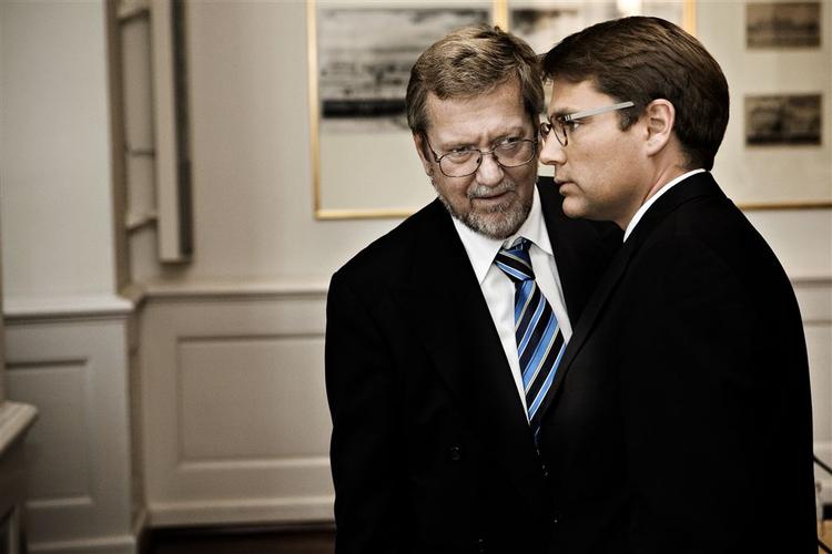 Udenrigsminister Per Stig Møller (tv.) efter dagens samråd med justitsminister Brian Mikkelsen. 