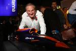 Richard Noble, der leder 'Bloodhound'-projekter står foran en model af den nye bil, der skal slå fartrekorden. 