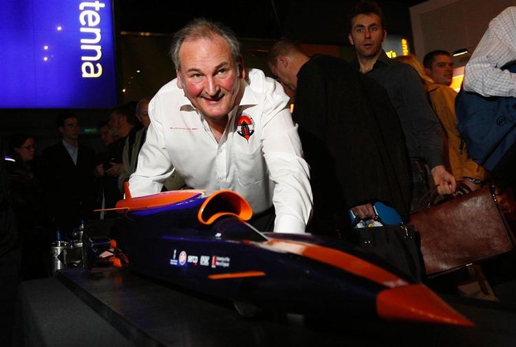 Richard Noble, der leder 'Bloodhound'-projekter står foran en model af den nye bil, der skal slå fartrekorden. 