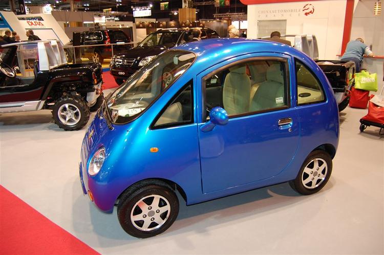 Et kinesisk bilmærke, Shunghuan, har flikket denne elbil sammen. Designet er tydeligt inspireret af indiske Tata Nano. 