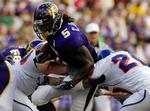 Chris Johnson i kamp for sit universitet East Carolina mod  Boise State i 2007. Efterfølgende skrev han en  kontrakt med Titans til en værdi af 12 millioner dollar. Mon ikke han kan finde de 10.000 til at betale bøden med..? 