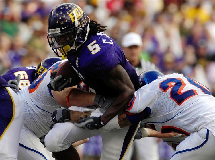 Chris Johnson i kamp for sit universitet East Carolina mod  Boise State i 2007. Efterfølgende skrev han en  kontrakt med Titans til en værdi af 12 millioner dollar. Mon ikke han kan finde de 10.000 til at betale bøden med..? 
