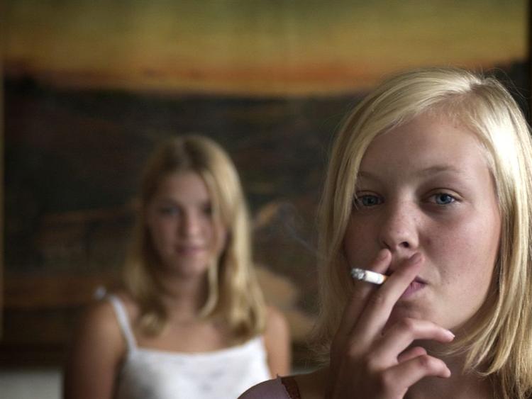 Selv om det har været forbudt siden 1. september, er det let for unge under 18 år at gå ind i butikkerne og købe cigaretter. 