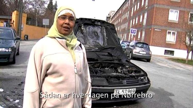 Det var ikke lovligt, da TV 2 sidste efterår klippede scenen med en somalisk kvinde foran en brændt bil ud af  'Mig og Naser'. For at undgå lignende sager kræver TV 2 nu, at instruktører skal rette sig efter kanalens værdisæt. Gør de ikke det, vil TV 2 have ret til at klippe problematiske scener ud. Foto: Eyeworks Denmark 