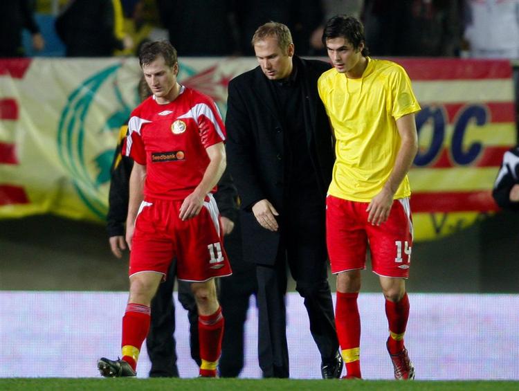 Magnus Haglund omgivet af to Elfsborg-spillere efter et nederlag i Uefa Cuppen til AaB's spanske overmænd fra Villarreal i 2007. 