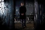 Med Music For Modern Man træder Asger Tarpgaard ud af bandskyggerne fra Superheroes og Private. Ikke som solist, men som omdrejningspunkt for et kollektivt musikerprojekt. 