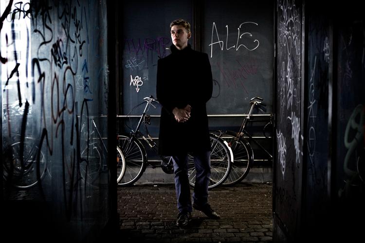 Med Music For Modern Man træder Asger Tarpgaard ud af bandskyggerne fra Superheroes og Private. Ikke som solist, men som omdrejningspunkt for et kollektivt musikerprojekt. 