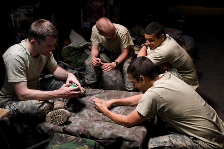 En amerikansk soldat optager sin og kollegernes nervepirrende hverdag i Irak i Brian De Palmas 'Redacted' (foto fra filmen). 