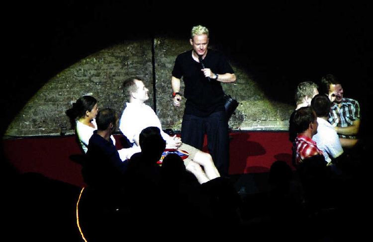 Anders Matthesen kan gå fra det jovialt hyggesnakkende til  det psykopatisk rablende på ganske få sekunder. Som en Kjeld Petersen i sine velmagtsdage. Foto: Rikke Juellund 