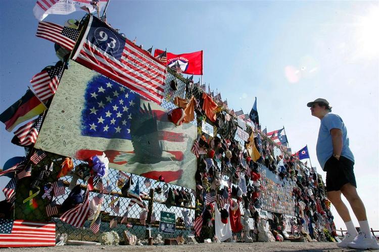 En mand mindes 11. september ved mindesmærket i beyns Shanksville, hvor det ene fly styrtede ned. 