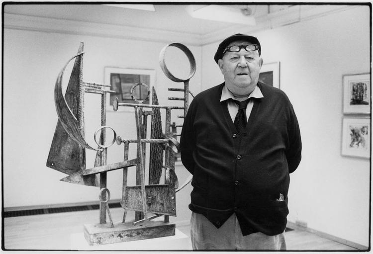 Robert Jacobsen med værket Machini Pacifique fra 1962. Arkivfoto. 