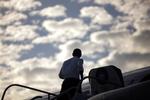 Barack Obama går om bord i sit kampagnefly i Honolulus lufthavn efter formentlig at have set sin mormor for sidste gang i live. 