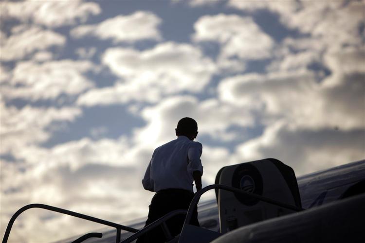 Barack Obama går om bord i sit kampagnefly i Honolulus lufthavn efter formentlig at have set sin mormor for sidste gang i live. 