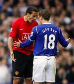 Engang  var de holdkammerater i Manchester United, Rio Ferdinand (tv.) og Phil Neville, men nu er sidstnævnte skiftet til Everton, og han lagde op til udligningen. 
