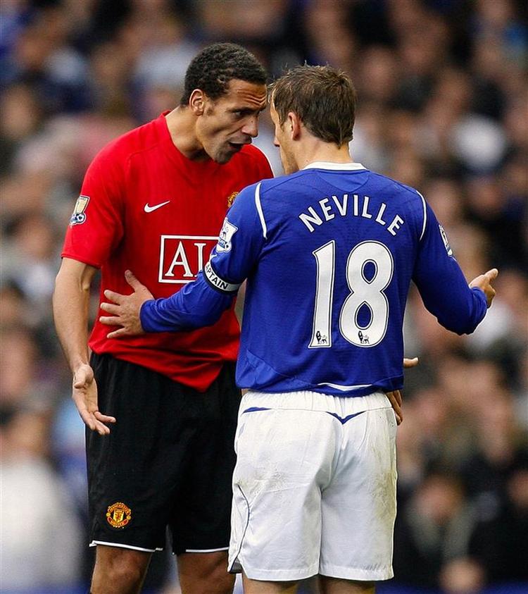 Engang  var de holdkammerater i Manchester United, Rio Ferdinand (tv.) og Phil Neville, men nu er sidstnævnte skiftet til Everton, og han lagde op til udligningen. 