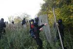 Den passive del af demonstrationen er begyndt at trække sig tilbage, mens aktivistgruppen vil forsøge at komme ind til hegnet igen. 