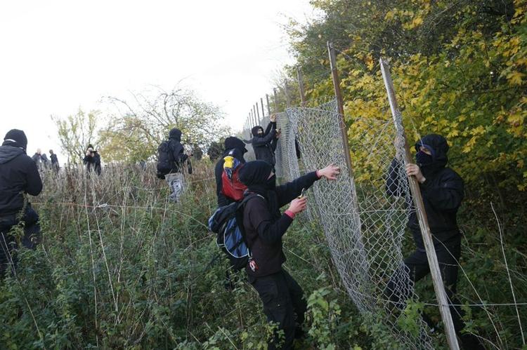 Den passive del af demonstrationen er begyndt at trække sig tilbage, mens aktivistgruppen vil forsøge at komme ind til hegnet igen. 