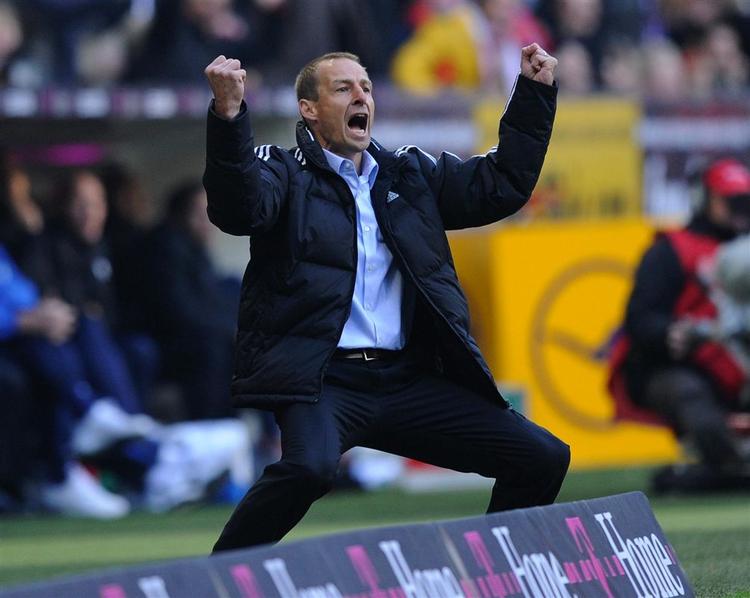 Sådan ser en træner ud, når et trængt tidligere tophold indhenter modstandernes chockstart. Jürgen Klinsmann er meeeeeget glad. 