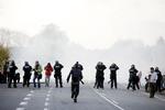 Talstærkt politi var mødt op for at forhindre demonstranterne i at klippe hul i hegnet til Sandholm-lejren og komme ind på området. 