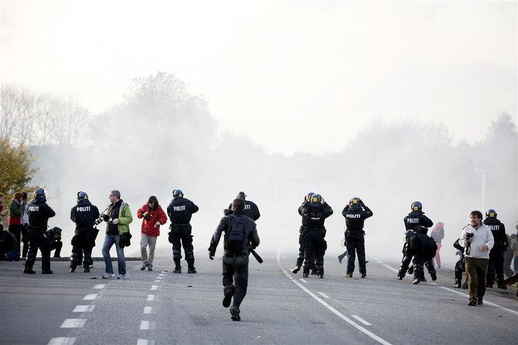Talstærkt politi var mødt op for at forhindre demonstranterne i at klippe hul i hegnet til Sandholm-lejren og komme ind på området. 