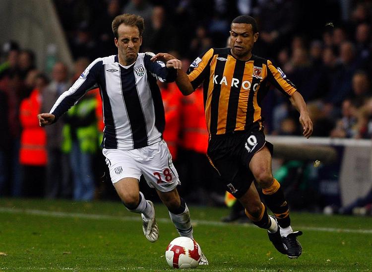 Hulls Geovanni i kamp med West Bromwichs Borja Valero. 
