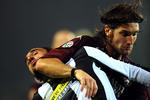 Torinos Rolando Bianchi (th.)i infight med Juventus' Cristian Molinaro. 