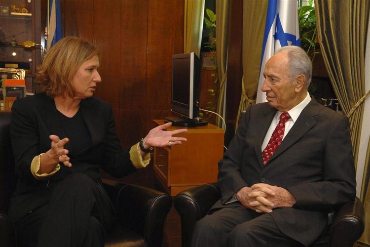 Tzipi Livni (venstre) havde fået to uger ekstra til at danne regering af præsident Shimon Peres (højre), men fik ikke brug for dem alligevel. 