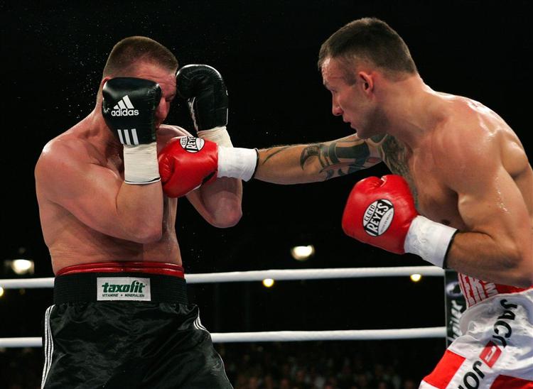 Da Mikkel Kessler satte sin første serie ind i tredje omgang gik Danilo Häussler ned. 