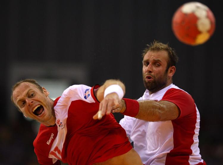 Olafur Stefansson (tv.) i kamp med Polens Gregorz Tkaczyk under OL i Beijing. 