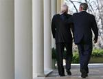 Robin og Batman? Eller McCain og Bush? Ifølge Barack Obama er forskellen ikke så stor. Arkivfoto. 