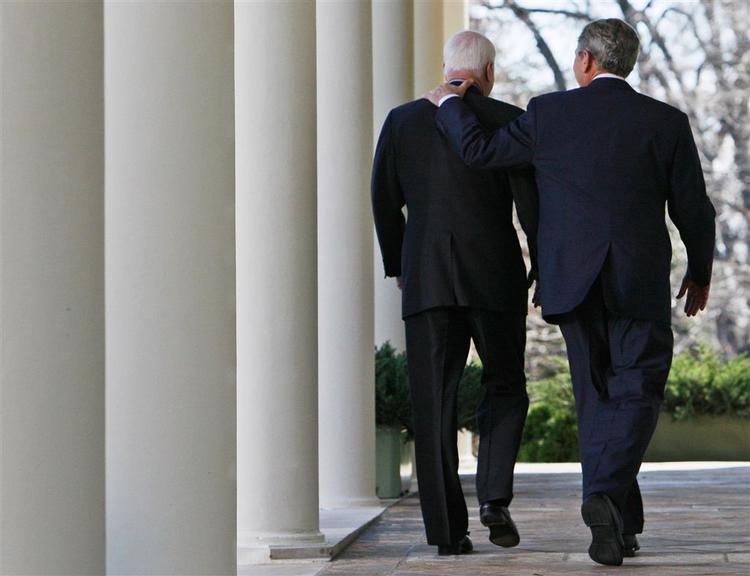 Robin og Batman? Eller McCain og Bush? Ifølge Barack Obama er forskellen ikke så stor. Arkivfoto. 