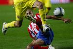 Atlético Madrids Mariano Pernia se langt efter bolden. 