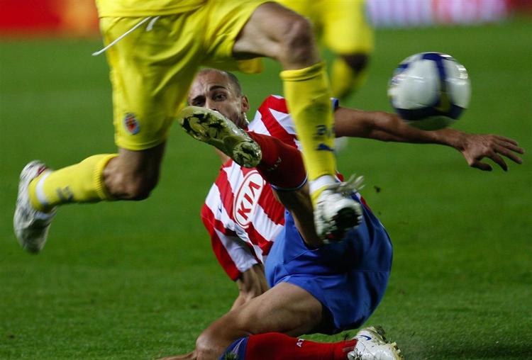 Atlético Madrids Mariano Pernia se langt efter bolden. 