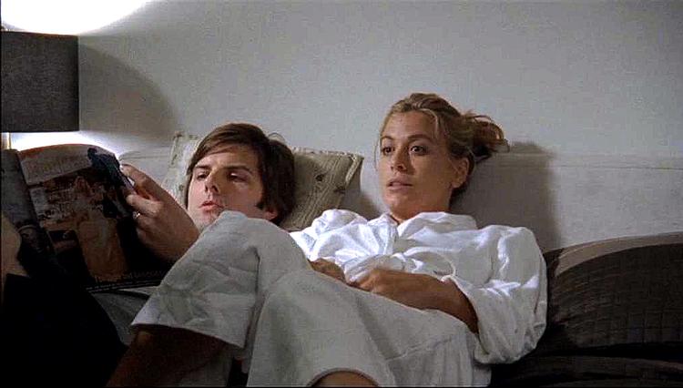 Flere af de andre par i serien 'Tell Me You Love Me' klager over aldrig at få sex, men i tilfældet Michelle Borth og Adam Scott er sex den tilbageværende afværgemekanisme. Dét og så deres konstante barnløshed.  Foto fra tv-serien 