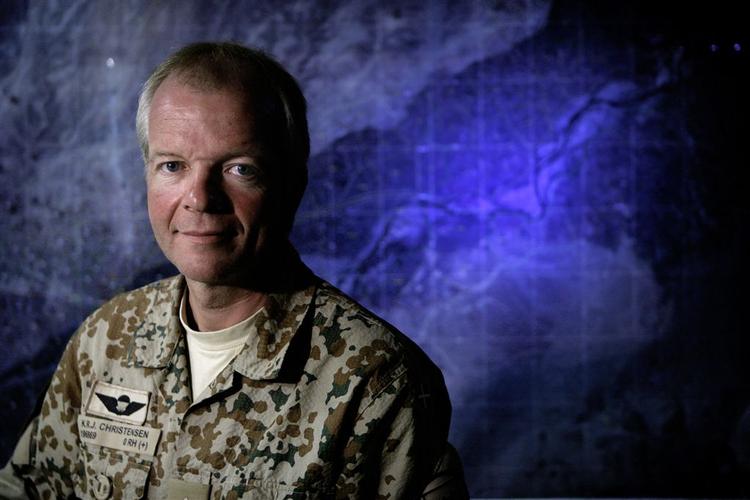 Den danske bataljonchef i Afghanistan oberst Keld Christensen er frustreret over reglerne for, hvornår danske soldater i Afghanistan må åbne ild. 