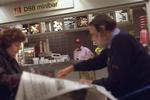 Der skal langes færre hapsdogs og mindre wienerbrød over disken på togstationerne og i stedet satses på sundere fastfood, lover DSB. 