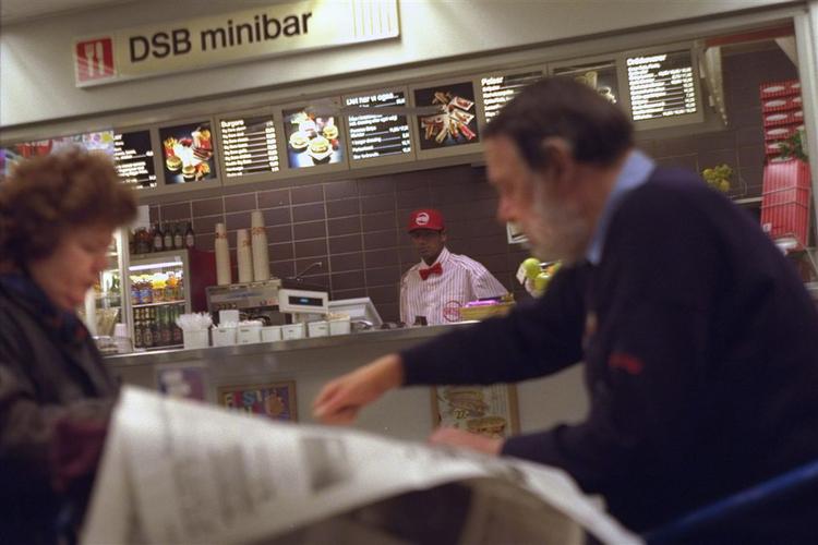 Der skal langes færre hapsdogs og mindre wienerbrød over disken på togstationerne og i stedet satses på sundere fastfood, lover DSB. 