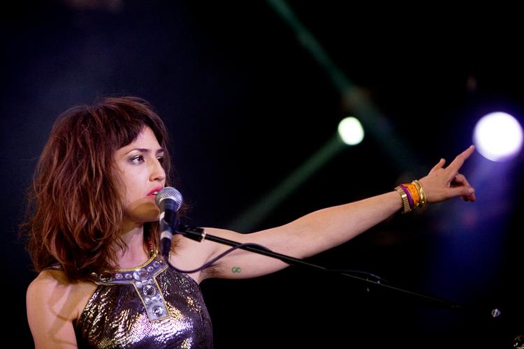 Joan Wasser, bedre kendt som Joan As Police Woman indtog Vega med en 100  procent intens, inderlig og hudløs optræden. Foto fra hendes koncert på Roskilde Festival. 