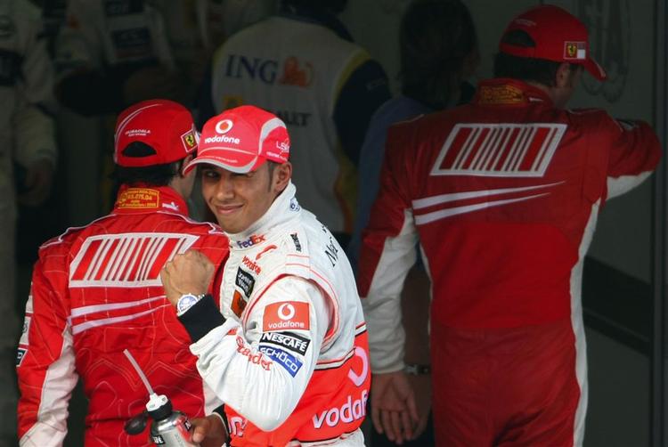 Briten Lewis Hamilton var suveræn i Shanghai-kvalifikationen og er nu tæt på VM-titlen. 