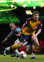 Bendtner (til højre) lusker sig forbi West Hams Julien Faubert. 