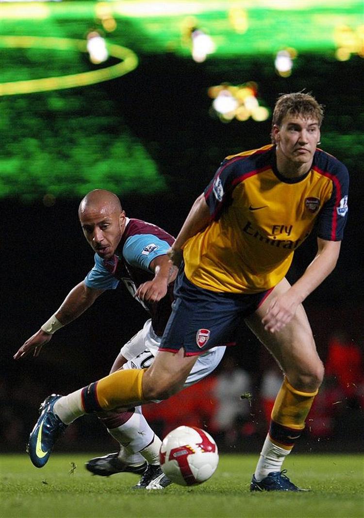 Bendtner (til højre) lusker sig forbi West Hams Julien Faubert. 